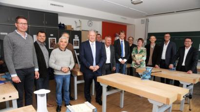 Bild: ge
Der Bauausschuss mit Landrat Richard Reisinger (Fünfter von links) und Schulleiterin Gisela Lehnerer (Vierte von rechts) besuchte auch den neuen Werkraum mit seinen acht Plätzen.