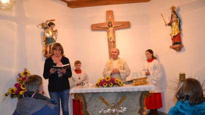 Bild: gi
Pfarrer Josef Most feiert mit den Gläubigen aus Ragenwies das Patrozinium.