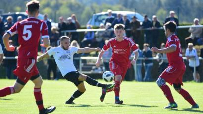 Bild: Thomas Schrems
Der TSV Konnersreuth verlor am Sonntag das Top-Spiel der Kreisliga Süd gegen Spitzenreiter VfB Arzberg mit 1:2. Hier versuchen Martin Heinrich (rechts) und Nico Wolf (Zweiter von rechts), den Schuss des späteren Siegtorschützen Sebastian Göcking abzublocken.