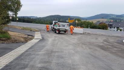 Bild: gi
Beim Straßenbau Ostmarkstraße (B 22) nach Döllnitz laufen bereits die Aufräumarbeiten. Lediglich an den Banketten und den Markierungen wird noch gearbeitet. Alleine die Entsorgung des Erdaushubs kostete 365.000 Euro. Für Mitte Oktober ist die Öffnung der Straße vorgesehen. Das Bild zeigt die Einmündung der neuen Straße in die Ostmarkstraße.