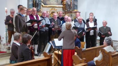 Bild: fsb
Der Männerchor singt in der Pfarrkirche die „Alpenländische „Mess“.