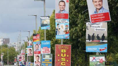 Bild: Wolfgang Kumm/dpa
Wahlplakate für die Bundestagswahl 2017 hängen in Berlin Mahrzahn an den Laternenpfählen.