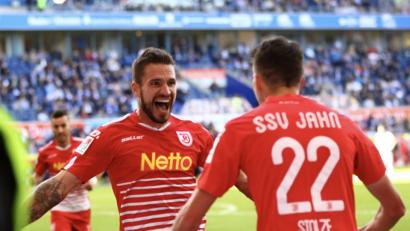 Bild: SSV Jahn
Marco Grüttner (links) freut sich, dass Sebastian Stolze seine Vorlage zum 0:2 verwertet.