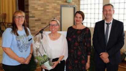 Bild: hai
Zur Amtseinführung von Rektorin Hedwig Forster (Zweite von links) und Konrektor Christian Hanauer (rechts) gratulieren Elternbeiratsvorsitzende Heike Geier (links) und deren Stellvertreterin Caroline Mühlhofer (Zweite von rechts).