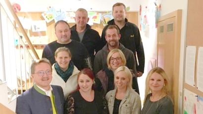 Bild: njn
Bürgermeister Hans Donko (vorne links) und Kindergartenleiterin Sabine Schöpf-Schreiber (vorne rechts) mit dem neugewählten Elternbeirat des städtischen Kindergartens Kunterbunt. Mit auf dem Bild Elternbeiratsvorsitzender Jörg Gerolstein (dritte Reihe links).