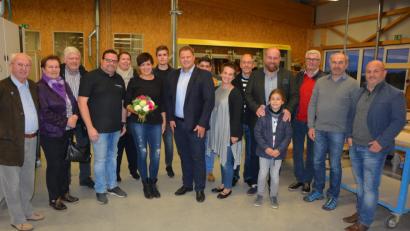 Bild: jr
Schreinermeister Helmut Weiß (Vierter von links) und seine Frau Silke (Sechste von links) führten die Mitglieder des Gewerbefördervereins Mitterteich durch den Betrieb im Industriegebiet Birkigt.