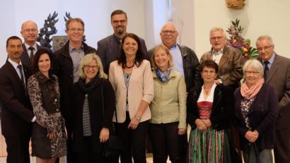 Bild: wlr
Die Jubelpaare (von rechts) Reinhold und Ingrid Kastner (50 Jahre), Franz und Hannelore Zitzmann (55 Jahre), Walter und Maria Voß (35 Jahre), Wolfgang und Katharina Achtert (25 Jahre), Reinhard und Beatrix Kleber (30 Jahre) und Markus und Alexandra Schregelmann (25 Jahre) mit Pfarrer Heribert Englhard (hinten, links).