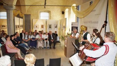 Bild: mmj
Mundartdichter Andreas Ebnet (rechts am Pult) stellte in der Gewölbehalle des Centrums Bavaria Bohemia den Zuhörern sein neues Buch vor. Das Trio "die Z's" begleitete die unterhaltsame Vorlesung musikalisch.
