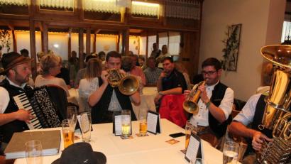 Bild: pi
Die vielen Gäste genießen bei der Veranstaltung "A Musi im Wirtshaus" anspruchsvolle Musik, darunter von der "Rüscherl-Musi".