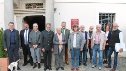 Bild: pi
Der Präsident der Franz-Xaver-von-Schönwerth-Gesellschaft, Johann Walbrunn (Vierter von links), ist wie Vorstand und Beirat zuversichtlich, genug Spenden sammeln zu können.