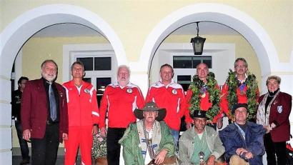 Bild: jml
Langjährige Freunde über Staatsgrenzen hinweg, die Vorderlader-Schützen und Offiziellen der Gemeinde Gilgenberg im Innviertel und einige Oberpfälzer. Knieend Franz Stadler aus Straßwalchen in Österreich, Roland Geier aus Kaltenbrunn und Hubert Hausner aus Kohlberg (von links).