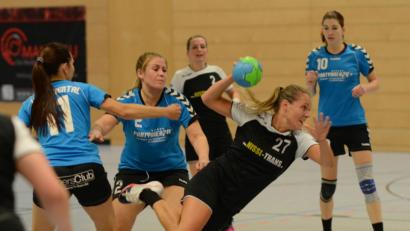 Bild: ham
Carina Czichon (vorne) auf dem Weg zu einem ihrer sechs Tore gegen die HG Eckental. Die Handballerinnen der HSG feierten mit dem Erfolg gegen die Franken einen guten Saisoneinstand.