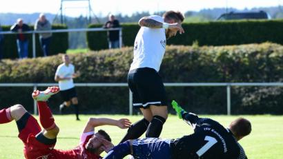 Bild: Schrems
Aller Einsatz half nichts: Die Konnersreuther Dominik Wolf (rechts) und Felix Lippert (links) verhindern in dieser Szene gegen Arzbergs Goalgetter Martin Brunner zwar den Einschlag. In der Endabrechnung zogen die Stiftländer im Spitzenspiel aber mit 1:2 den Kürzeren.