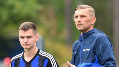 Bild: Alfred Schwarzmeier
Florian Reich (links) steht nicht im SpVgg-SV-Aufgebot für das Gastspiel in Bad Kötzting. Trainer Andreas Scheler verzichtet aus disziplinarischen Gründen auf den Mittelfeldspieler.