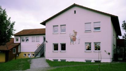 Bild: gf
In die Jahre gekommen und zu beengt geworden ist der Kindergarten in Gebenbach. Die Pläne des Architekten und Gemeinderates Markus Rösch sehen östlich des bestehenden Gebäudes einen Anbau mit Flachdach vor, wobei Rösch in dieser Maßnahme nicht die Ideallösung sieht, denn Kitas und Kindergärten werden aktuell nur ebenerdig gebaut.
