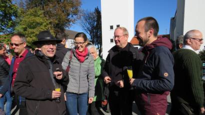 Bild: adj
Kirchenpfleger Konrad Adam, Gemeindereferentin Franziska Bösl, Pfarrer Markus Nees und der Pfarrgemeinderatsvorsitzende Ralph Bauer freuen sich über den guten Zuspruch beim Frühschoppen nach der Kirchweihmesse.