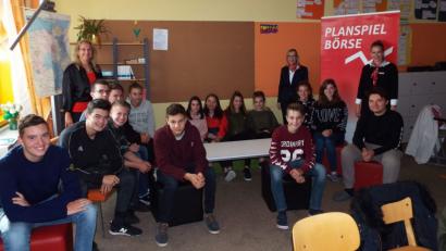 Bild: Klaus Högl
Sie versuchen sich als Nachwuchs-Banker: Die Klasse M 10 G der Mittelschule Kümmersbruck mit Klassleiterin Claudia Neidl (links) sowie (von rechts, stehend) Susanne Braun und Kathrin Schmidt (Sparkasse).