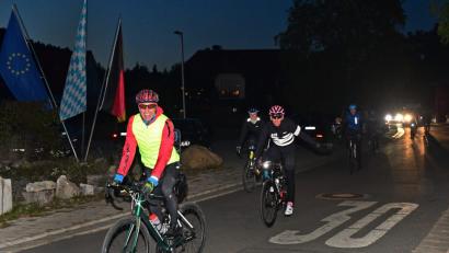 Bild: Petra Hartl
Die Teilnehmer der Radveranstaltung Deutschland Rush haben am Sonntagabend Paulsdorf erreicht.