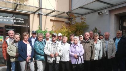 Bild: kod
Vor dem Kolpinghaus in Regensburg stellt sich die Tirschenreuther Gruppe zu einem Foto auf.