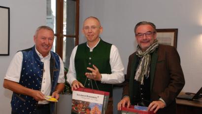 Bild: Andreas Royer
Achim Bender (links) dankt Horst Lischka (Mitte) und Klaus Peter Rupp für den intensiven kommunalpolitischen Austausch.