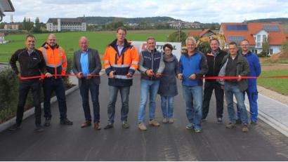 Bild: e
(von links) Bauverwalter Alexander Greiner, Torsten Lehr, Bürgermeister Roland Strehl und Markus Leitl (Fünfter von links) sowie die beteiligten Firmenvertreter eröffnen das neue Baugebiet Siedlerstraße I.