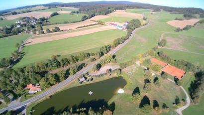 Bild: fla
Das Gelände rund um den Badeweiher aus der Vogelperspektive. Im Bild rechts die Anlage des Tennisclubs.