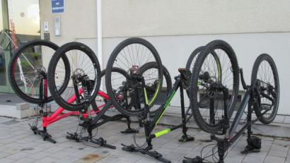 Bild: Grenzpolizeiinspektion Waidhaus
Diese Räder hätten sie auf dem Flohmarkt gekauft, behaupten zwei Männer. Die Fahnder der Grenzpolizei hat einen anderen Verdacht.