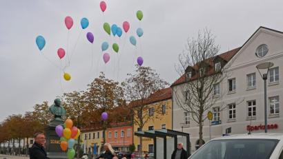 Bild: tr
Die Vorschulkinder des Kindergartens Kunterbunt begrüßten das Tursolino-Baxi lautstark und ließen bunte Luftballon steigen.