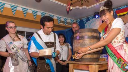 Bild: Kunz
Vorsicht Finger weg! Der noch amtierende Bierkönig vom Vorjahr Jordan Abanto zapft mit zwei Schlägen das Festbier an. Links Bierprinzessin Julia Budnik. Rechts Bierkönigin Tabitha Octavo.