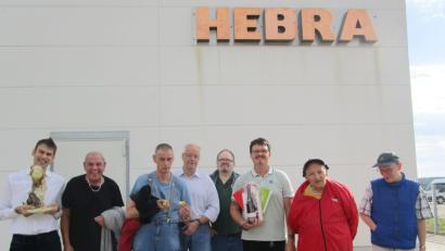 Bild: no
Mit einem Geschenk bedanken sich die Beschäftigten der arbeitstherapeutischen Werkstatt Dr. Loew bei Christian Lindner (Dritter von rechts) für die Führung durch die Firma Hebra.