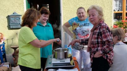 Bild: u
Die beiden Küchl-Bäckerinnen Rita Beck und Doris Weigl (vorne links) unterstützen die Aktion.