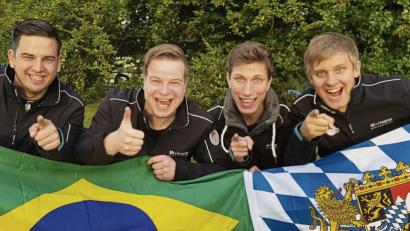 Bild: exb
Brasilien lässt grüßen: Die "Rotzlöffl" treten beim weltweit viertgrößten Oktoberfest auf. Von links: Matthias Zimmerer aus Pirk, Christoph Plank aus Stulln, Sandro Augustin aus Etzenricht sowie David Sorgenfrei aus Neunburg vorm Wald.