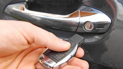 Bild: Uli Deck/dpa
Der gestohlene Wagen war mit Keyless-Go-System ausgestattet. Deshalb geht die Polizei davon aus, dass die Täter diese Technik überwunden haben.