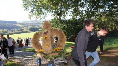Bild: frd
Die katholische Landjugend Fuchsberg brachte die festlich geschmückte Erntekrone, zusammen mit den zu segnenden Speisen zur Jakobikirche.