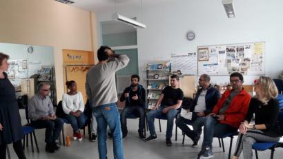 Bild: exb
Im von Elizaveta Smyslova (rechts) geleiteten Bürgertreff erzählen Neu-Amberger, wie es ihnen geht.