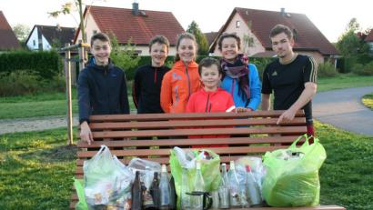 Bild: fpoz
Die Jugendparlamentarier präsentieren das Müllsammel-Ergebnis: Von links Hannes Andritzky, Justus Korf, Miriam Andritzky, Magnus Korf, Katharina Korf und Maximilian Farmbauer.