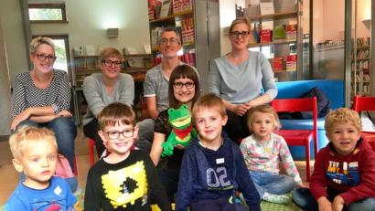 Bild: exb
Bücherfrösche der 16 Uhr-Gruppe mit Eltern, Maskottchen Fridolin und Gruppenleiterin Theresa Fischer
