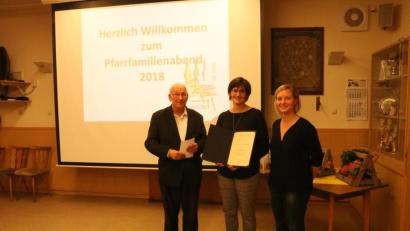 Bild: exb
P. Friedhelm Czinczol und Chorleiterin Christine Sommer (rechts) verliehen Sandra Ernstberge für 25 Jahre aktives im Kirchenchor die Silbermedaille des Cäcilienverbandes.