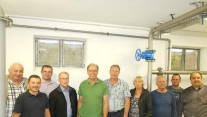 Bild: exb
Die Gruppe der Freien Wähler Konnersreuth um Vorsitzenden Max Bindl (Vierter von links) informierte sich bei Wasserwart Alfons Haberkorn (Fünfter von links) über die Wasserversorgung der Gemeinde.