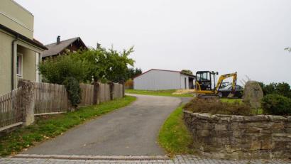 Bild: mmj
.Der bisher im Privateigentum liegende Weg, künftig “Hauptstraße 41 bis 43”, gegenüber der Wallfahrtskirche, wird für öffentliche Nutzung umgewidmet.