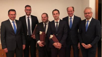 Bild: mez
Als Live-Hacker sensibilisiert Oliver Schwartz (Dritter von links) seine Zuhörer bei einem Vortrag der Raiffeisenbank hinsichtlich Gefahren durch Datendiebe. Vorstandssprecher Joachim Geyer, Christoph Dauer, Mario Falk, Vorstand Herbert Meier, Roman Melzner (von links) sowie zahlreiche Besucher zeigen sich beeindruckt von dessen Ausführungen.