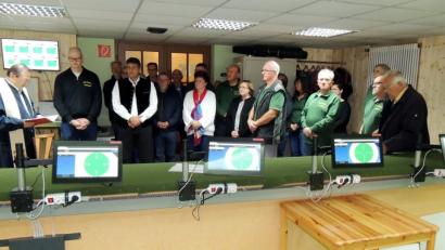 Bild: mor
Stadtpfarrer Bernhard Müller (links) gibt der neuen elektronischen Schießanlage für Luftdruckwaffen den kirchlichen Segen. Zur Einweihung sind die Hubertusschützen um Bernhard Ott, Bürgermeister Edgar Knobloch und Chronist Monsignore Karl Wohlgut (rechts) gekommen.