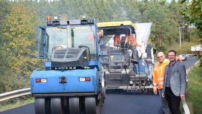 Bild: bö
Auf einer Länge von 3,3 Kilometern wird derzeit die Gemeindeverbindungsstraße Hohenburg – Mendorferbuch neu aufgeteert. Bürgermeister Florian Junkes (rechts) und Bauleiter Jochen Zuber von der Tiefbaufirma Richard Schulz aus Pfreimd begutachten auf dem Bild die Teerarbeiten in der Nähe der Ortschaft Allertshofen.
