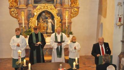 Bild: dob
Der evangelische Pfarrer Volker Wappmann (links) und Kaplan Ulrich Eigendorf (rechts) feiern mit den BRK-Mitstreitern einen Gedenkgottesdienst in der Simultankirche in Altenstadt. ILS-Leiter Herbert Putzer, selbst Mitglied der Vohenstraußer Bereitschaft, trägt die Fürbitten vor und erinnert an alle verstorbenen Kameraden, insbesondere an Manfred Bäumler aus Eslarn, der heuer verstorben ist.