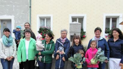 Bild: hl
An die Kinder mit den größten Kohlrabi verteilt Elisabeth Reger (vorne, Zweite von links), Vorsitzende des Obst- und Gartenbauvereins, Pizza-Gutscheine.