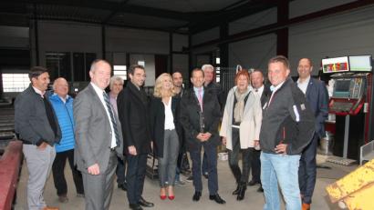 Bild: pi
Staatssekretär Oliver Wittke (Dritter von links) ist hellauf begeistert über die Entwicklung der Stefan Voit GmbH und spricht dem Unternehmer (Zweiter von rechts) ein Riesenkompliment aus.