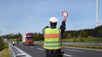 Bild: spw
Polizeihauptkommissar Harald Beigel winkt einen Lkw auf den Rastplatz Wittschauer Höhe. Er wird danach von den Kollegen kontrolliert.
