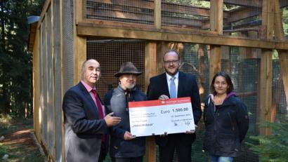 Bild: exb
1500 Euro kommen dem Projekt zur Wiedereinbürgerung des Habichtskauzes in Nordbayern zugute. Von links: Vorstandsvorsitzender Josef Pflaum, VLAB-Vorsitzender Johannes Bradtka, Landrat Andreas Meier und Michaela Domeyer vom VLAB.