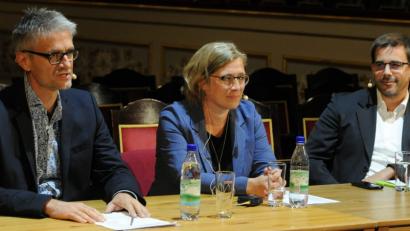 Bild: gf
Die Redakteure der Süddeutschen Zeitung auf Bayern-Tour (von links): Sebastian Beck, Katja Auer und Wolfgang Wittl stellen sich mit viel Humor und Fachwissen den Fragen des Publikums.