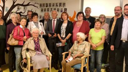 Bild: njn
Die Kreis-AsF stattete dem Senioren-Servicehaus einen Besuch ab. Auf dem Bild Heimleiterin Tina Ahrendt (links), Fachbereichsleiter Andreas Neugirg (rechts), Bürgermeister Peter König, (Neunter von rechts) sowie Landtagskandidatin Jutta Deiml (Achte von rechts), Bezirkstagskandidatin Brigitte Scharf (Fünfte von l-inks) und AsF-Kreisvorsitzende Christine Trenner (Siebte von rechts).